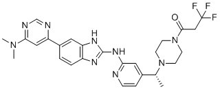 structure of CAS# 2409479-29-2, (R)-1-(4-(1-(2-((6-(6-(Dimethylamino)pyrimidin-4-yl)-1H-benzo[d]imidazol-2-yl)amino)pyridin-4-yl)ethyl)piperazin-1-yl)-3,3,3-trifluoropropan-1-one